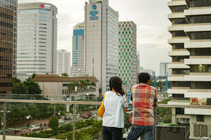 Pengunjung saat berswafoto dengan latar belakang gedung bertingkat di Skydeck Mal Sarinah, Jakarta Pusat, Rabu (23/3/2022).