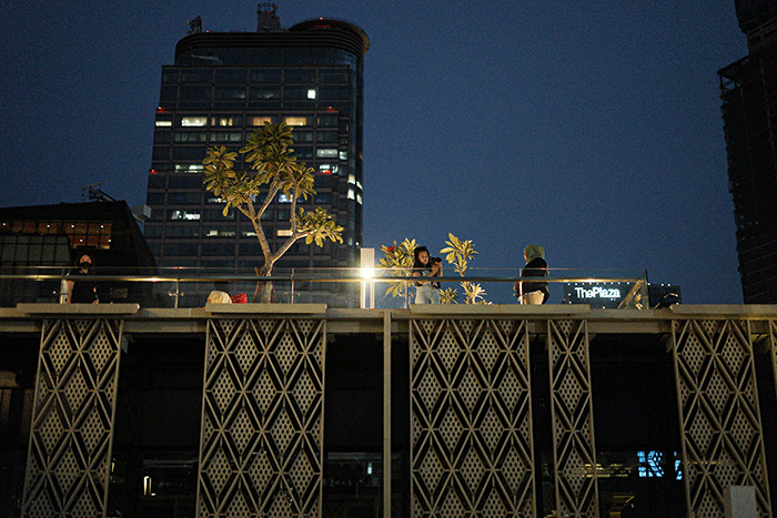 Pengunjung saat berswafoto dengan latar belakang gedung bertingkat di Skydeck Mal Sarinah, Jakarta Pusat, Rabu (23/3/2022).