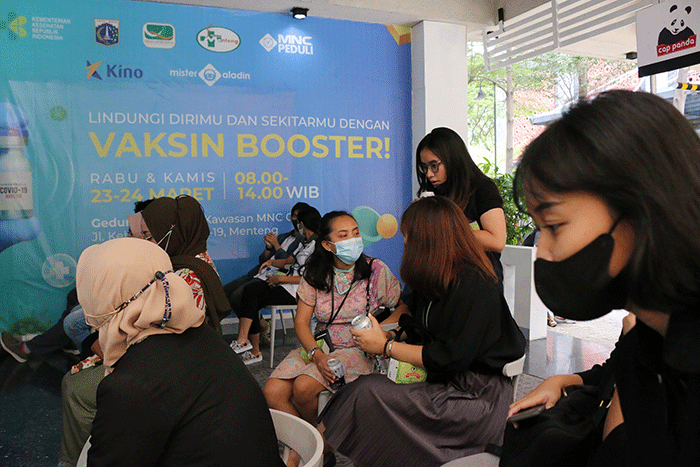 Vaksinator menyuntikkan vaksin Covid-19  kepada karyawan di MNC Center, Kebon Sirih, Jakarta, Kamis   (24/3/2022).