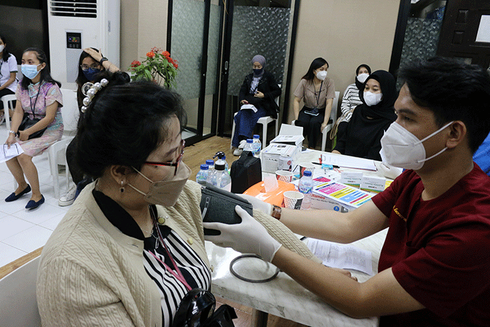Vaksinator menyuntikkan vaksin Covid-19  kepada karyawan di MNC Center, Kebon Sirih, Jakarta, Kamis   (24/3/2022).