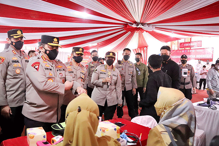 Kegiatan vaksinasi terus dilakukan secara masif oleh pemerintah bersinergi dengan TNI-Polri meski situasi penyebaran Covid-19 saat ini tengah melandai.