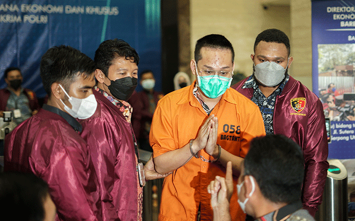 Polisi menunjukkan tersangka kasus penipuan aplikasi Binomo Indra Kenz saat konferensi pers di Bareskrim, Mabes Polri Jakarta, Jumat (25/3/2022).