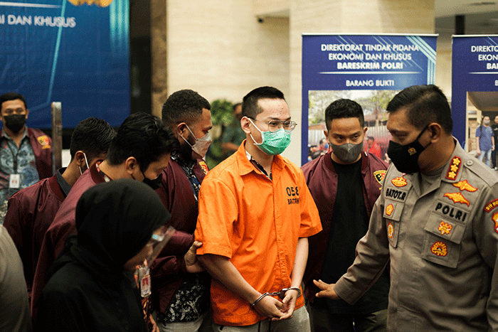 Polisi menunjukkan tersangka kasus penipuan aplikasi Binomo Indra Kenz saat konferensi pers di Bareskrim, Mabes Polri Jakarta, Jumat (25/3/2022).