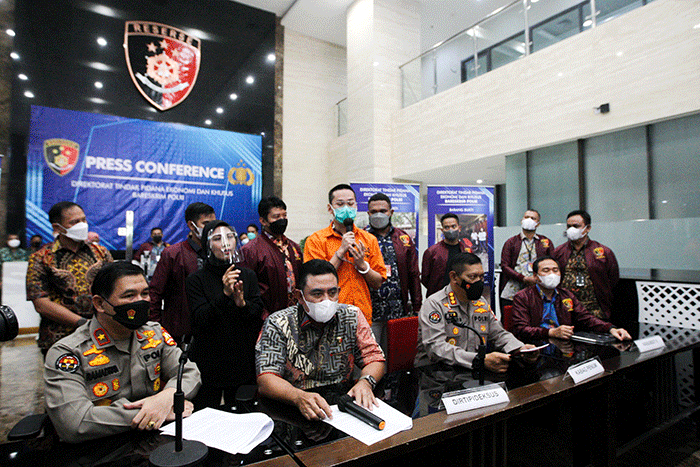 Polisi menunjukkan tersangka kasus penipuan aplikasi Binomo Indra Kenz saat konferensi pers di Bareskrim, Mabes Polri Jakarta, Jumat (25/3/2022).