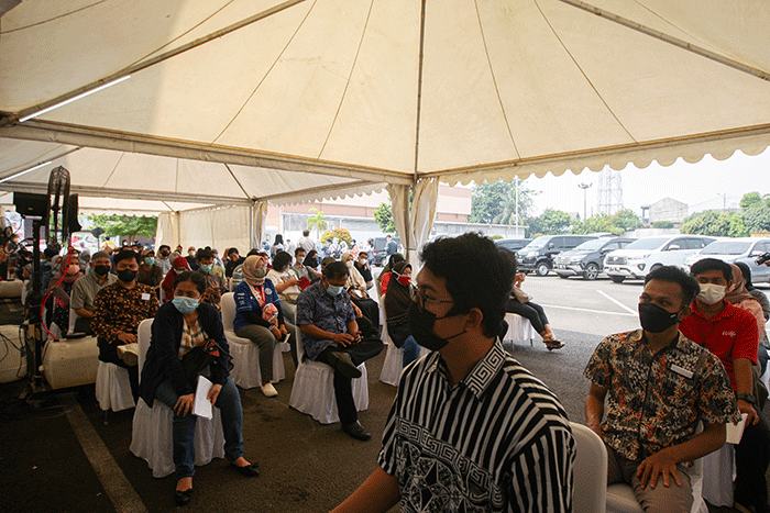 Vaksinator menyuntikkan vaksin Covid-19 kepada warga di Lotte Grosir, Jakarta, Jumat, (25/3/2022).