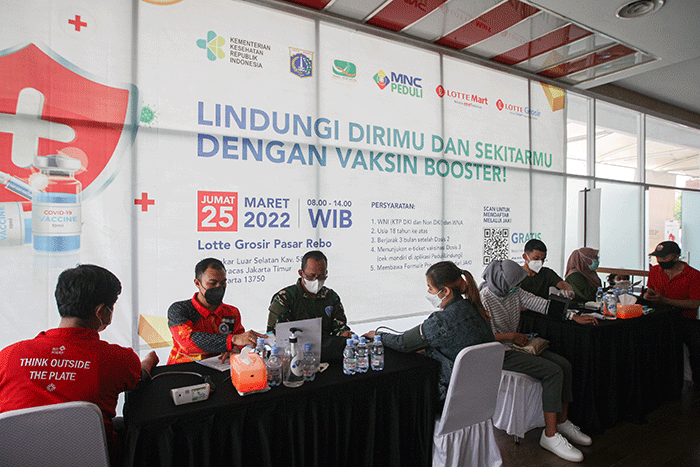Vaksinator menyuntikkan vaksin Covid-19 kepada warga di Lotte Grosir, Jakarta, Jumat, (25/3/2022).