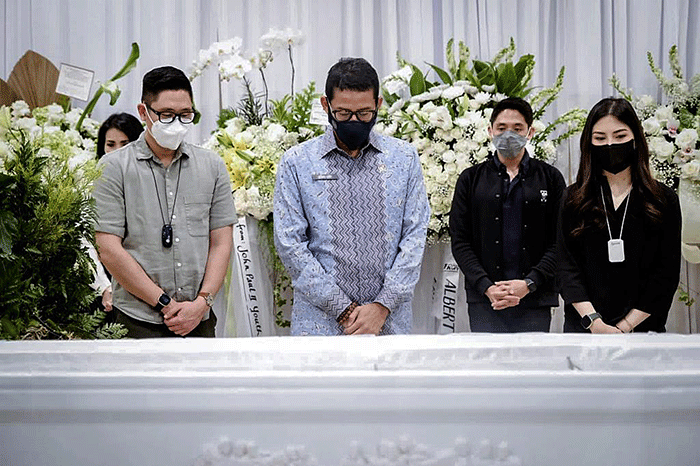 Ayah mertua Wamenparekraf Angela, Roy Rahardja Dharmajaya, meninggal dunia di usia 62 tahun pada Rabu, 23 Maret 2022 dini hari. 