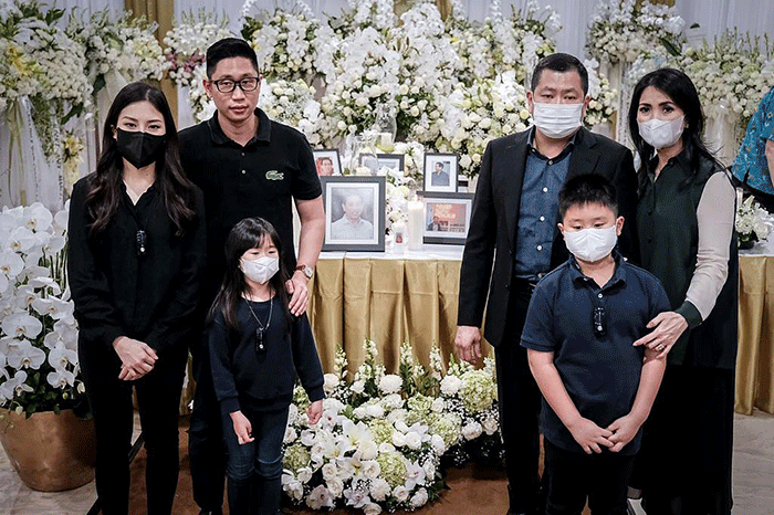 Ayah mertua Wamenparekraf Angela, Roy Rahardja Dharmajaya, meninggal dunia di usia 62 tahun pada Rabu, 23 Maret 2022 dini hari. 