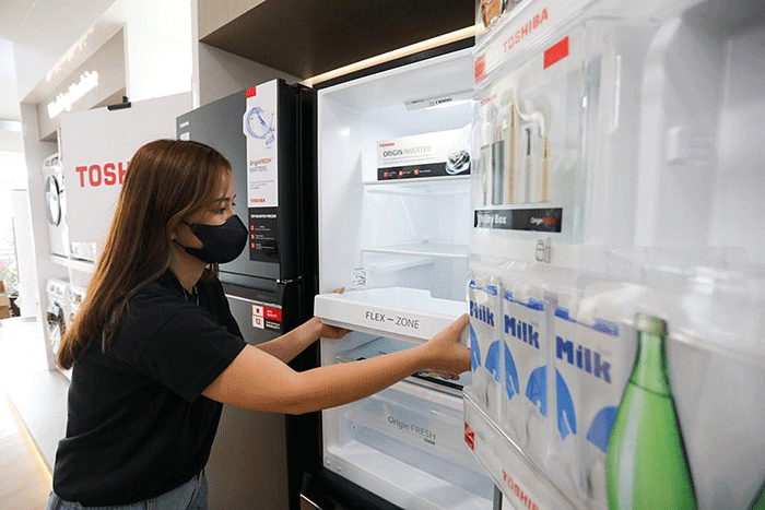 Toshiba memperkenalkan tiga koleksi terbaru kulkas dua pintu di Jakarta, Kamis (24/3/2022).