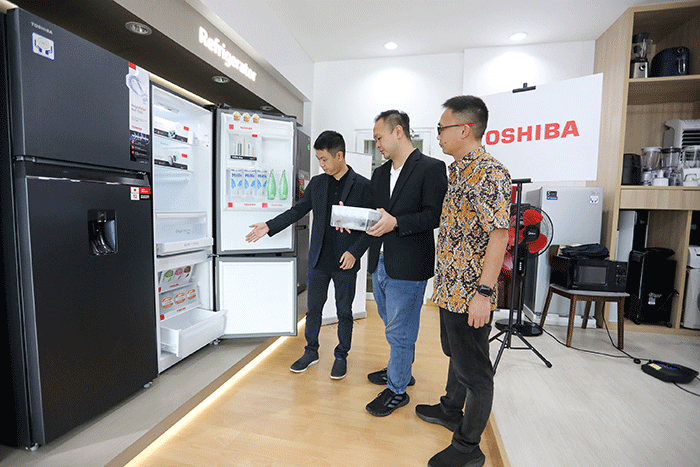 Toshiba memperkenalkan tiga koleksi terbaru kulkas dua pintu di Jakarta, Kamis (24/3/2022).