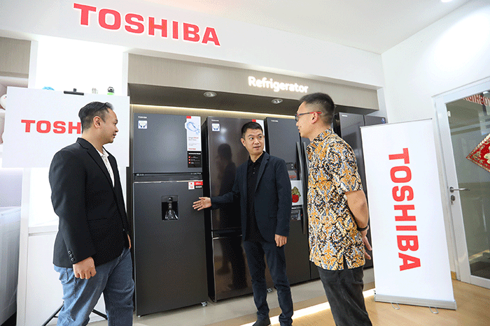 Toshiba memperkenalkan tiga koleksi terbaru kulkas dua pintu di Jakarta, Kamis (24/3/2022).