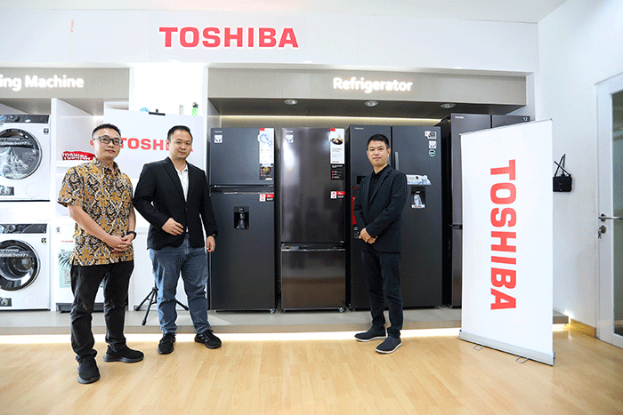 Toshiba memperkenalkan tiga koleksi terbaru kulkas dua pintu di Jakarta, Kamis (24/3/2022).
