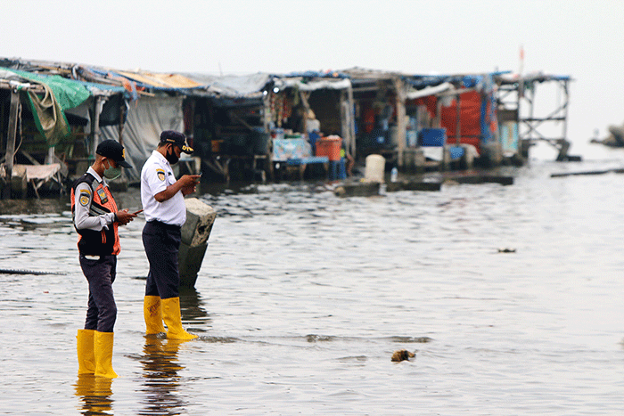 Petugas PPSU membersihkan sampah di kawasan Pelabuhan Kaliadem Muara Angke, Jakarta, Sabtu (26/3/2021).