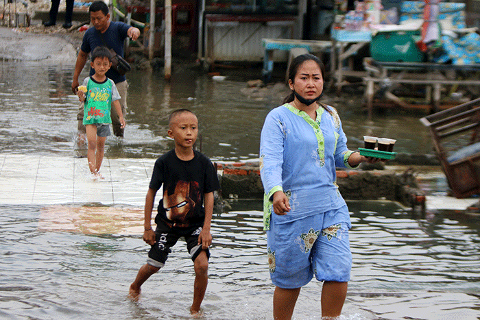 Petugas PPSU membersihkan sampah di kawasan Pelabuhan Kaliadem Muara Angke, Jakarta, Sabtu (26/3/2021).