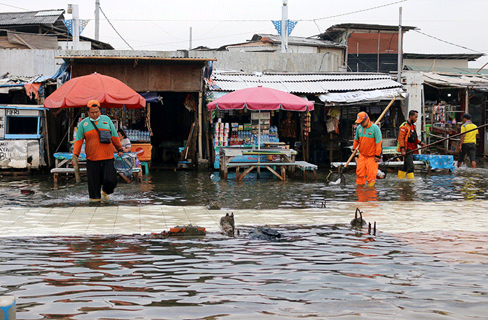Petugas PPSU membersihkan sampah di kawasan Pelabuhan Kaliadem Muara Angke, Jakarta, Sabtu (26/3/2021).