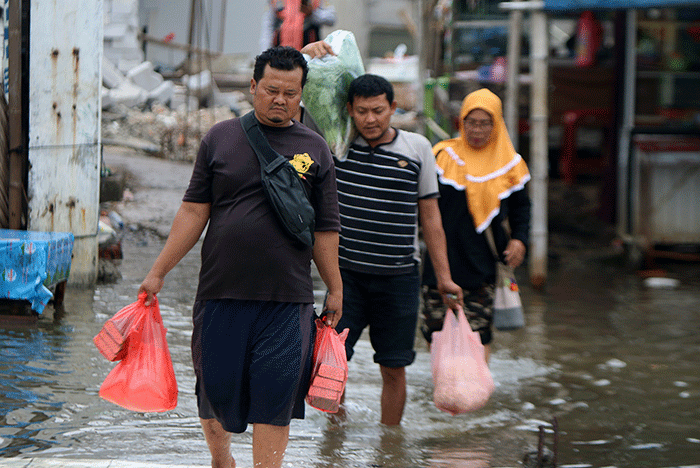 Petugas PPSU membersihkan sampah di kawasan Pelabuhan Kaliadem Muara Angke, Jakarta, Sabtu (26/3/2021).