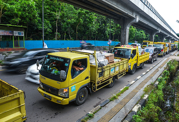 Pengendara Antre untuk mengisi Solar bersubsidi di SPBU Jalan Kolonel H Burlian KM 7 Palembang, Sabtu (26/3/2022).
