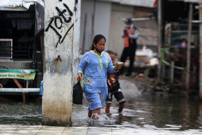 Banjir rob melanda Pelabuhan Kali Adem Muara Angke, Jakarta, Sabtu (26/3/2022).