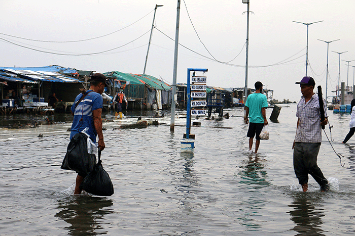 Banjir rob melanda Pelabuhan Kali Adem Muara Angke, Jakarta, Sabtu (26/3/2022).