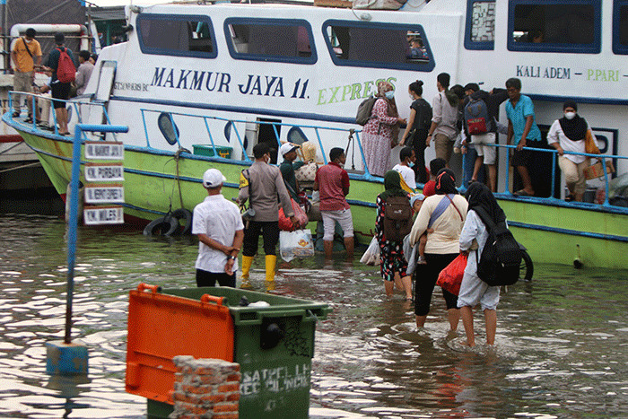 Banjir rob melanda Pelabuhan Kali Adem Muara Angke, Jakarta, Sabtu (26/3/2022).