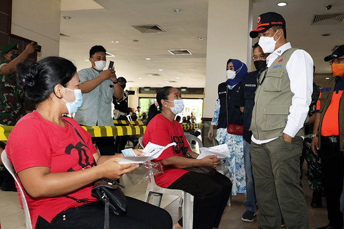 Kepala Badan Nasional Penanggulangan Bencana (BNPB) Letjen TNI Suharyanto, melakukan peninjauan percepatan vaksinasi di kawasan industri Plaza Batamindo.