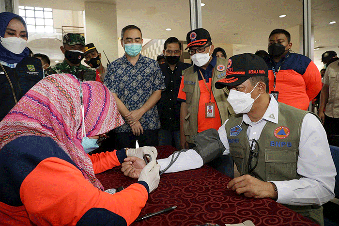 Kepala Badan Nasional Penanggulangan Bencana (BNPB) Letjen TNI Suharyanto, melakukan peninjauan percepatan vaksinasi di kawasan industri Plaza Batamindo.