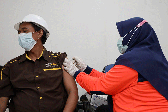 Kepala Badan Nasional Penanggulangan Bencana (BNPB) Letjen TNI Suharyanto, melakukan peninjauan percepatan vaksinasi di kawasan industri Plaza Batamindo.