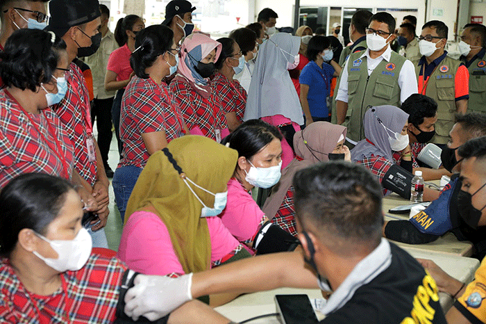Kepala Badan Nasional Penanggulangan Bencana (BNPB) Letjen TNI Suharyanto, melakukan peninjauan percepatan vaksinasi di kawasan industri Plaza Batamindo.