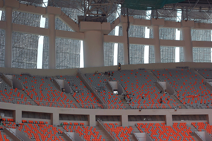 Sejumlah pekerja menyelesaikan proyek Jakarta International Stadium, Papanggo, Jakarta Utara, Kamis (24/3/2022).