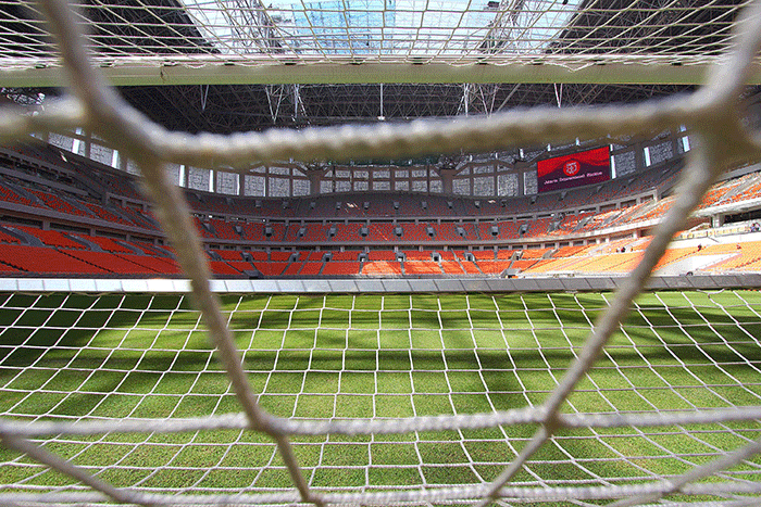 Sejumlah pekerja menyelesaikan proyek Jakarta International Stadium, Papanggo, Jakarta Utara, Kamis (24/3/2022).