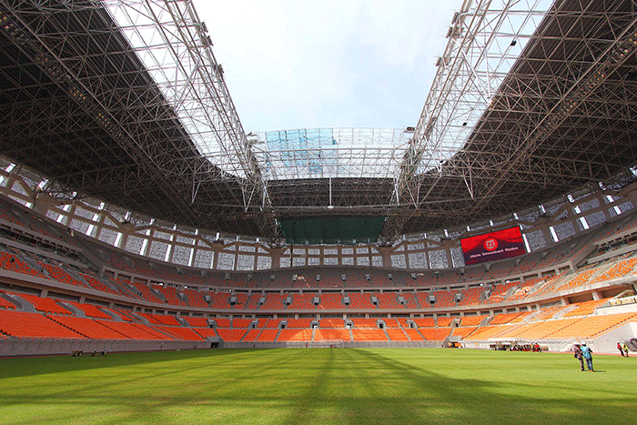 Sejumlah pekerja menyelesaikan proyek Jakarta International Stadium, Papanggo, Jakarta Utara, Kamis (24/3/2022).