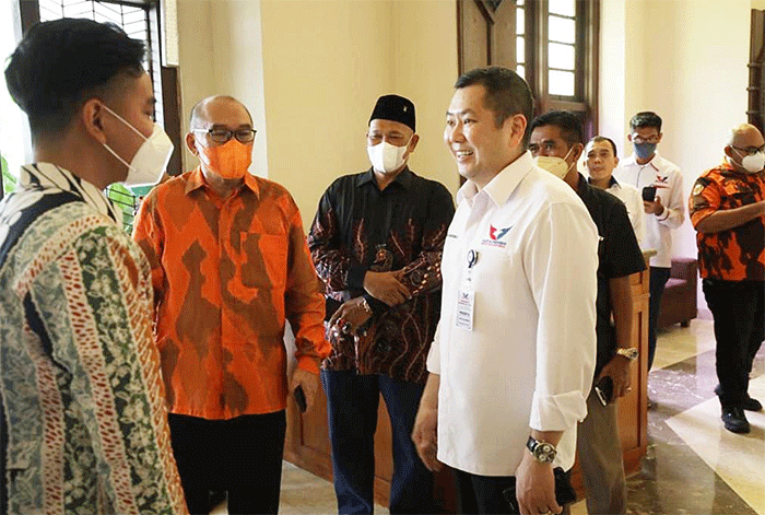 Ketua Umum Partai Perindo Hary Tanoesoedibjo melakukan pertemuan dengan Wali Kota Solo Gibran Rakabuming di Yogyakarta, Sabtu (26/3/2022).