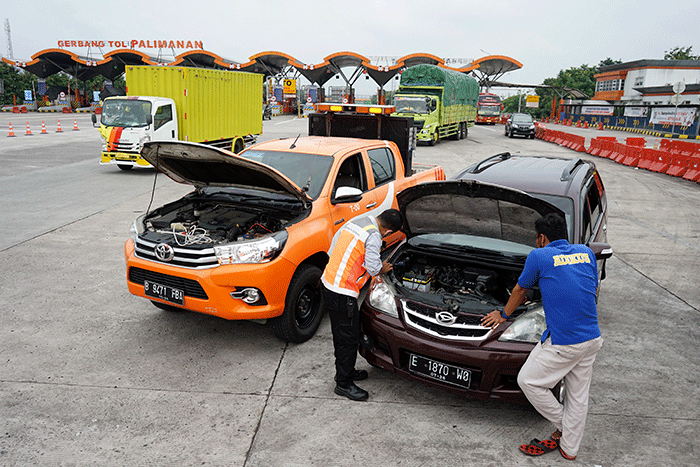 Petugas Patroli Tol Cikopo-Palimanan (Cipali) memberikan bantuan pemeriksaan mesin mobil pengguna Tol Cipali yang mengalami gangguan mesin, Sabtu (26/3/2022).