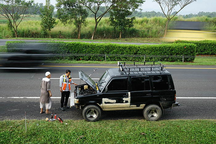 Petugas Patroli Tol Cikopo-Palimanan (Cipali) memberikan bantuan pemeriksaan mesin mobil pengguna Tol Cipali yang mengalami gangguan mesin, Sabtu (26/3/2022).