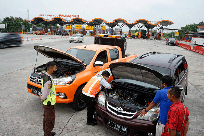 Petugas Patroli Tol Cikopo-Palimanan (Cipali) memberikan bantuan pemeriksaan mesin mobil pengguna Tol Cipali yang mengalami gangguan mesin, Sabtu (26/3/2022).