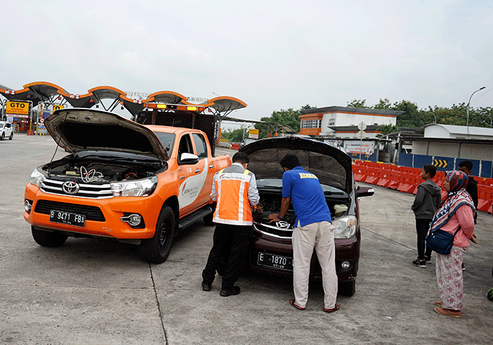 Petugas Patroli Tol Cikopo-Palimanan (Cipali) memberikan bantuan pemeriksaan mesin mobil pengguna Tol Cipali yang mengalami gangguan mesin, Sabtu (26/3/2022).