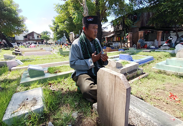 Sejumlah umat Islam berdoa di makam keluarganya di Tempat Pemakaman Umum (TPU) Kapuk, Cengkareng Jakarta, Minggu (27/3/2022).