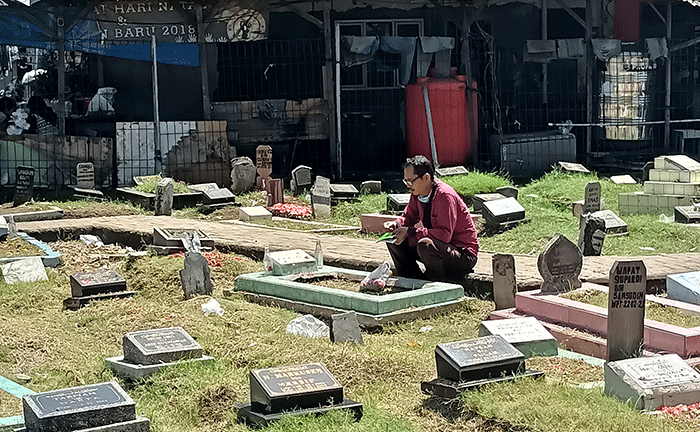 Sejumlah umat Islam berdoa di makam keluarganya di Tempat Pemakaman Umum (TPU) Kapuk, Cengkareng Jakarta, Minggu (27/3/2022).