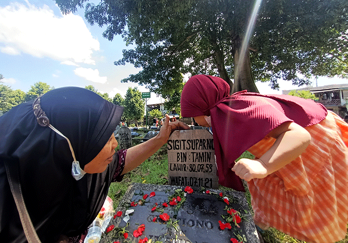 Sejumlah umat Islam berdoa di makam keluarganya di Tempat Pemakaman Umum (TPU) Kapuk, Cengkareng Jakarta, Minggu (27/3/2022).