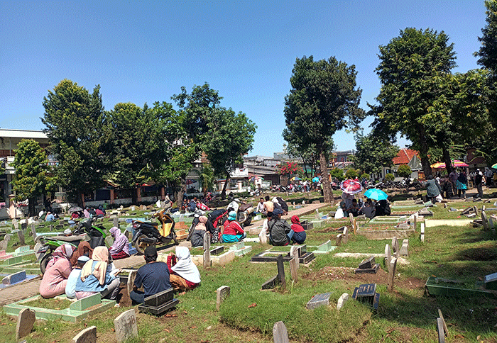 Sejumlah umat Islam berdoa di makam keluarganya di Tempat Pemakaman Umum (TPU) Kapuk, Cengkareng Jakarta, Minggu (27/3/2022).