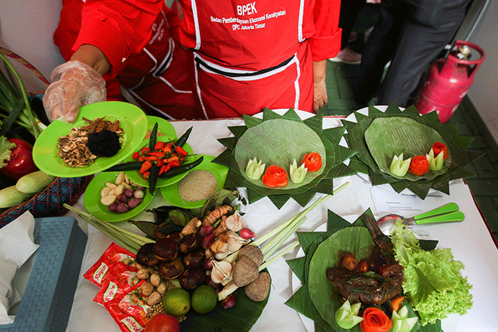 Kader Partai Demokrasi Indonesia Perjuangan melakukan demo masak tanpa minyak goreng di Sekolah Partai PDIP, Lenteng Agung, Jakarta, Senin (28/3/2022).