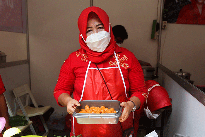 Kader Partai Demokrasi Indonesia Perjuangan melakukan demo masak tanpa minyak goreng di Sekolah Partai PDIP, Lenteng Agung, Jakarta, Senin (28/3/2022).