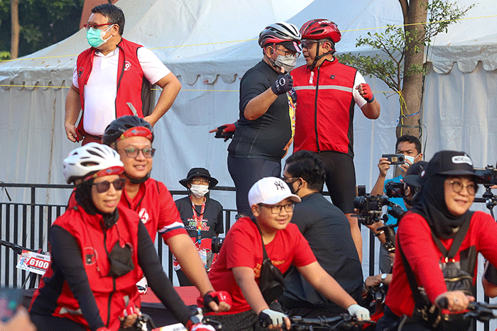 Sekretaris Jenderal DPP PDIP Hasto Kristiyanto melepas kegiatan Banteng Ride & Night Run yang berlangsung di kawasan Gelora Bung Karno, Jakarta.