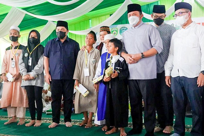 Menteri Badan Usaha Milik Negara (BUMN) Erick Thohir menghadiri Tabligh Akbar Dan Santunan Anak Yatim Majelis Dzikir At-Thohir.
