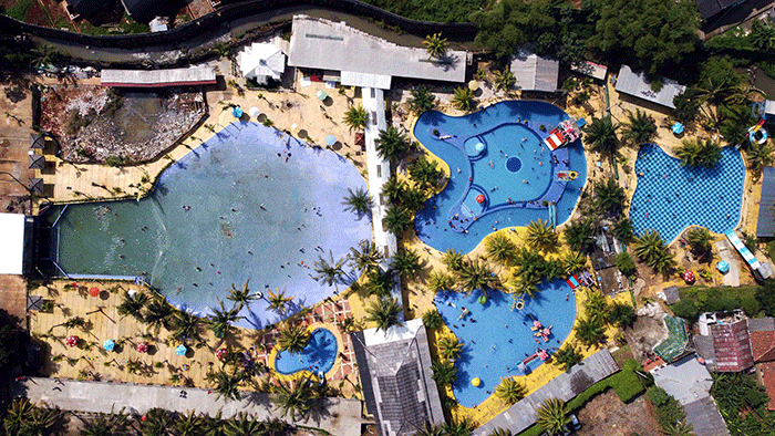 Foto udara wahana bermain air Putri Duyung Waterboom terlihat lengang di kawasan Sawangan, Depok, Jawa Barat, Minggu, (27/3/2022).