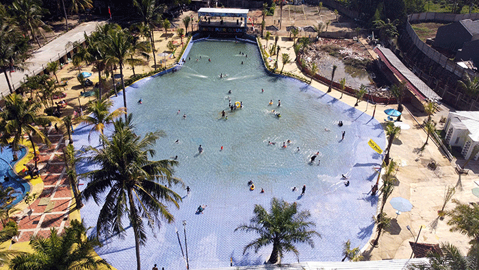 Foto udara wahana bermain air Putri Duyung Waterboom terlihat lengang di kawasan Sawangan, Depok, Jawa Barat, Minggu, (27/3/2022).