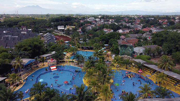 Foto udara wahana bermain air Putri Duyung Waterboom terlihat lengang di kawasan Sawangan, Depok, Jawa Barat, Minggu, (27/3/2022).