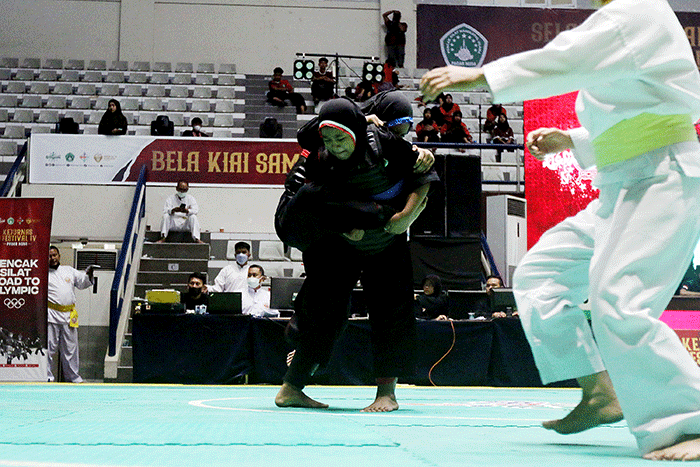 Pendekar silat Pagar Nusa saat bertanding dalam kejuaraan Nasional Keempat Sesi 2 Pagar Nusa di Padepokan Pencak Silat TMII, Jakarta, Minggu (27/3/2022).