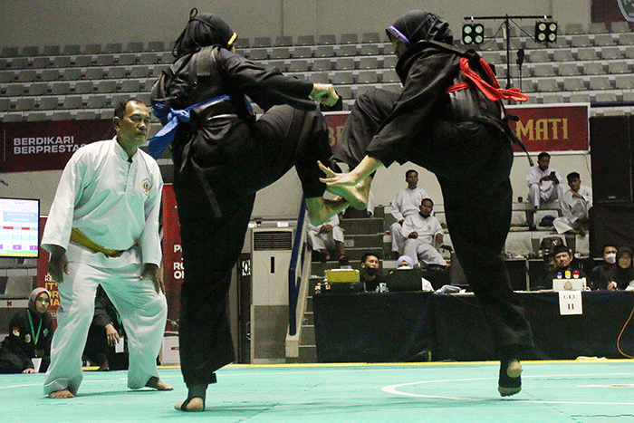 Pendekar silat Pagar Nusa saat bertanding dalam kejuaraan Nasional Keempat Sesi 2 Pagar Nusa di Padepokan Pencak Silat TMII, Jakarta, Minggu (27/3/2022).