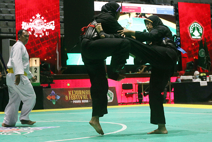 Pendekar silat Pagar Nusa saat bertanding dalam kejuaraan Nasional Keempat Sesi 2 Pagar Nusa di Padepokan Pencak Silat TMII, Jakarta, Minggu (27/3/2022).